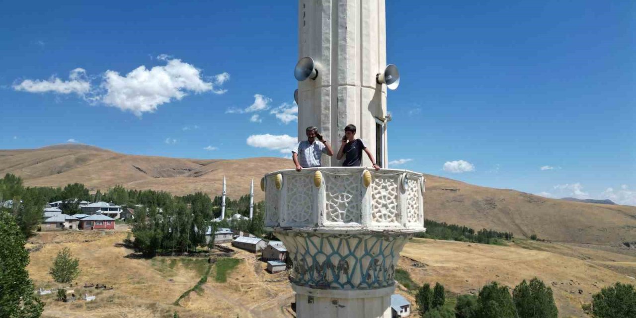Van’da köyde vatandaşlar çözüm için minareye çıkıyorlar!