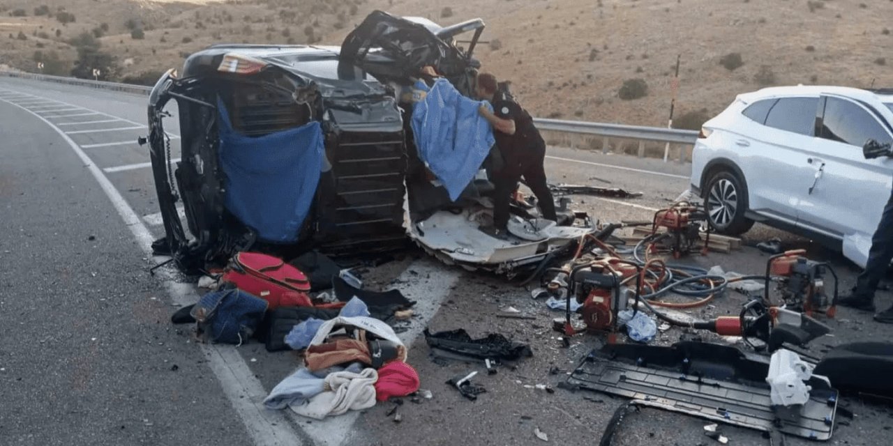 Otomobil ile hafif ticari aracın çarpıştığı kazada 4 kişi hayatını kaybetti