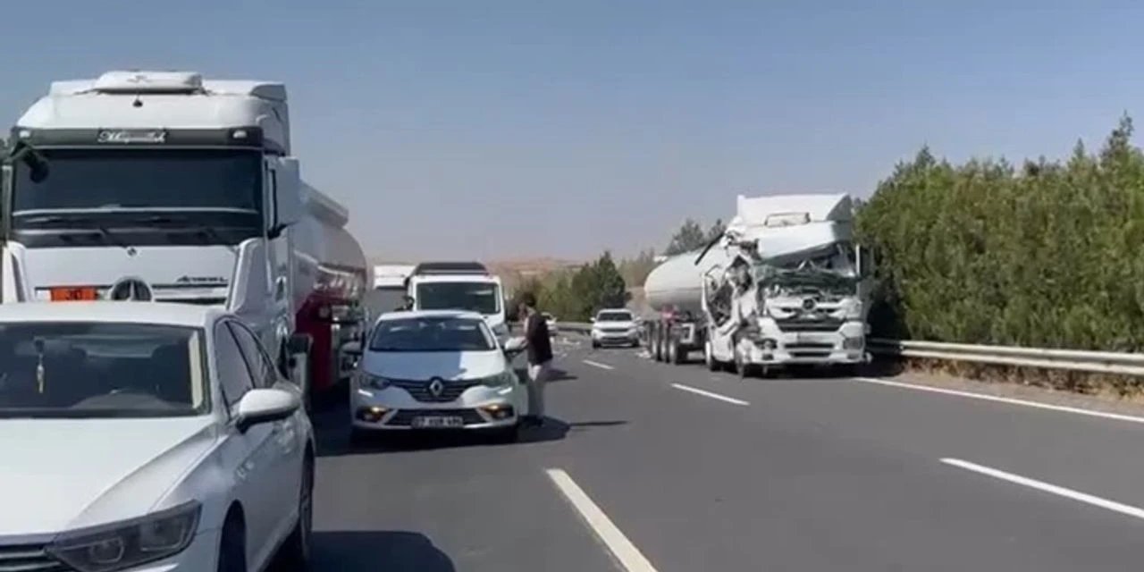 Şırnak Plakalı Akaryakıt Tankeri Kamyonete Çarptı: 4 Kişi Yaralandı