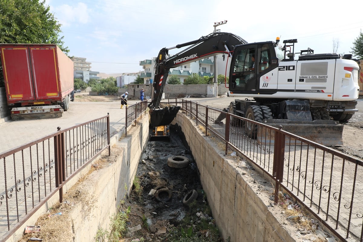 Cizre Belediyesi yağmurlama kanalında temizlik çalışması yaptı