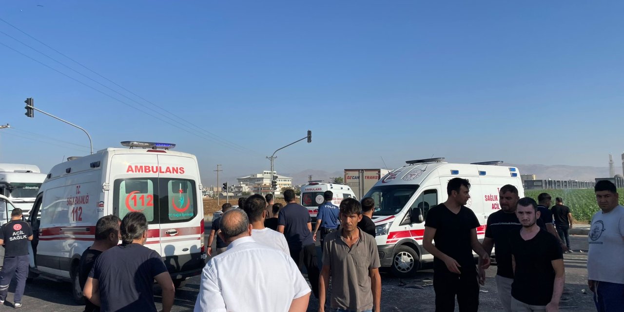 Halk otobüsü ile tırın çarpıştığı kazada 10 kişi yaralandı