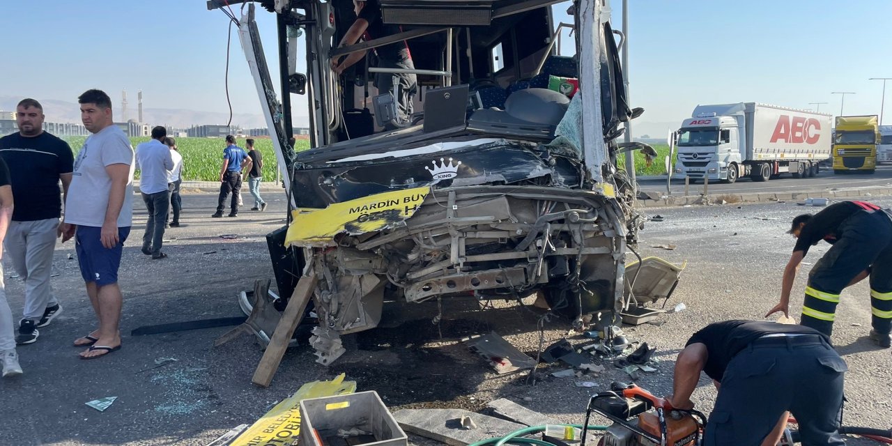 Belediye otobüsü ile tırın çarpıştığı kazada 1 kişi hayatını kaybetti