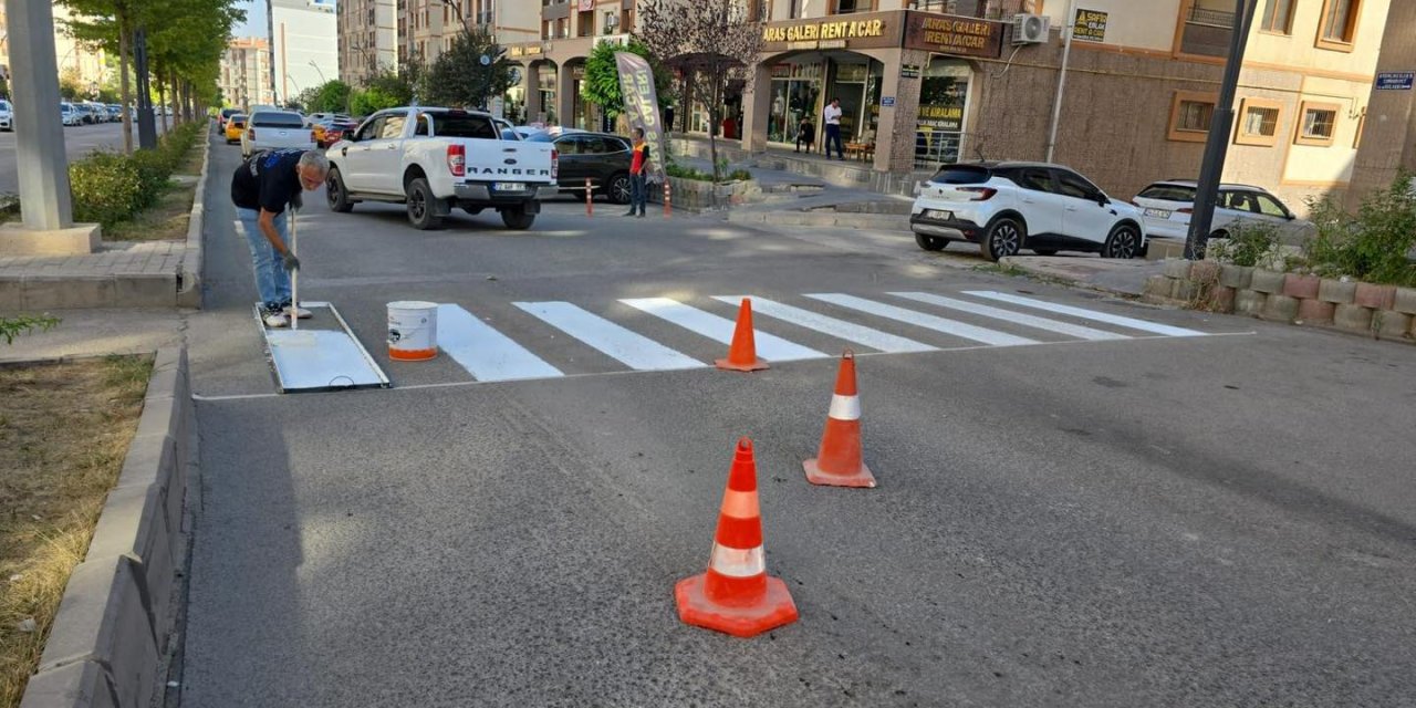 Şırnak Belediyesi'nin Trafik Güvenliği İçin Yaya Geçidi Boyama Çalışmaları Devam Ediyor