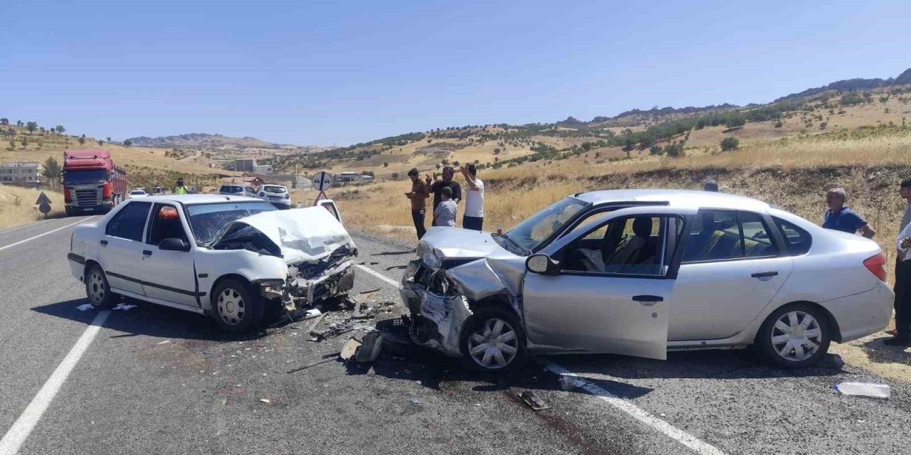 Otomobiller Kafa Kafaya Çarpıştı: 2 Yaralı