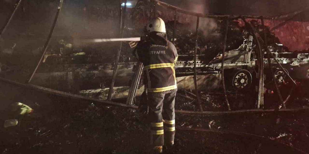 Alev Alev Yanan Tır Hurda Yığınına Döndü