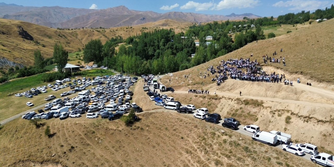 Kazada hayatını kaybeden aynı aileden 5 kişi Yüksekova’da toprağa verildi