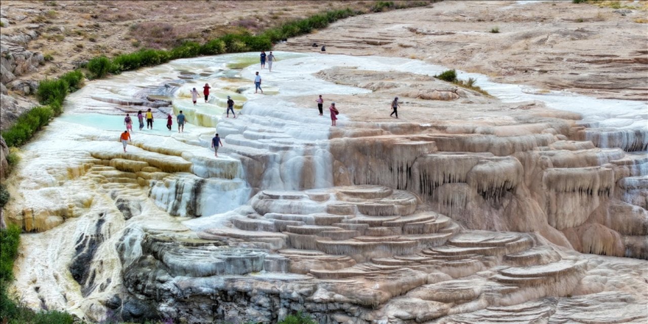 Van’daki travertenler, Pamukkale’yi aratmıyor