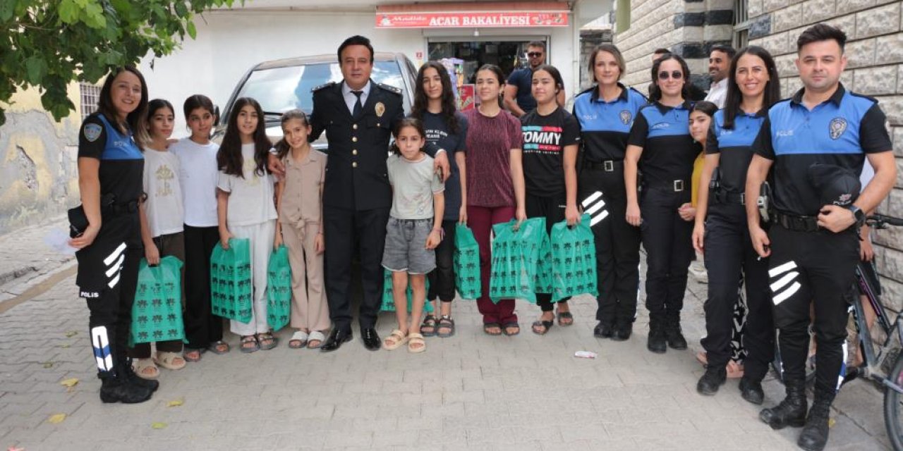 Cizre İlçe Emniyet Müdürü Elmalı, Kız Çocuklarına Ayakkabı Hediye Etti