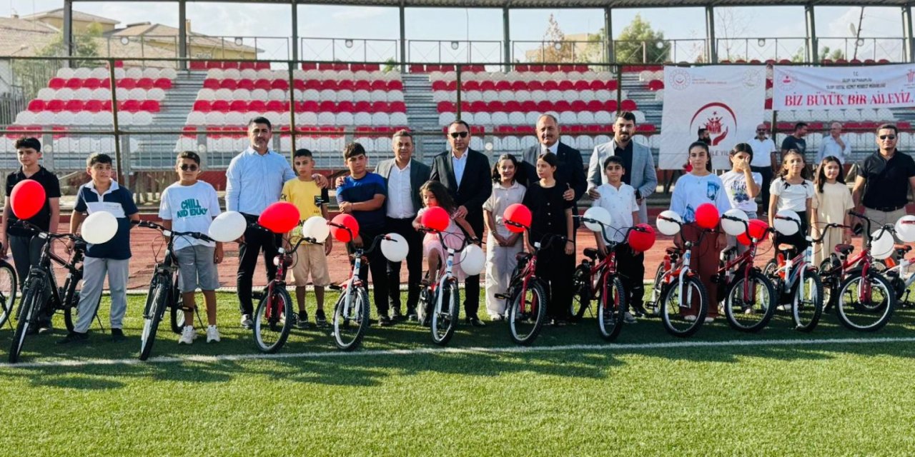 Silopi'de Başarılı Öğrencilere Bisiklet Hediye Edildi