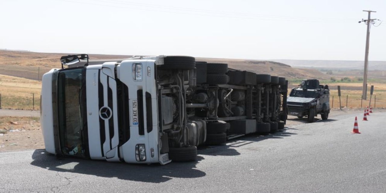 Cizre’de Virajı Alamayan Tır Devrildi, Sürücü Yaralandı