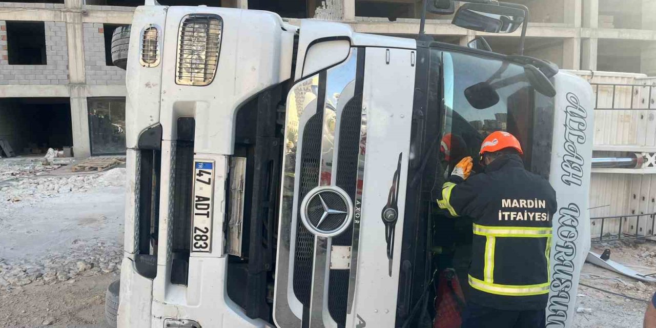 Mardin’de Devrilen Tırın Sürücüsü Yaralandı