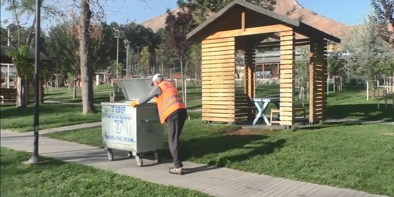 Bitlis’te temizlik işçisi örnek davranışı ile insanlık dersi veriyor