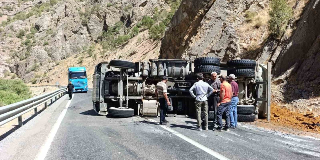 Hakkari’de maden yüklü kamyon devrilmesi sonucu 1 kişi yaralandı