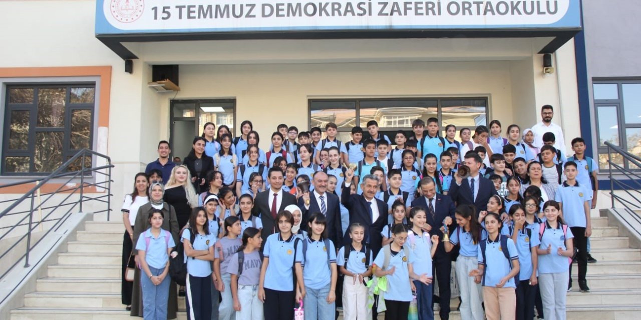 Cizre’de İlk Ders Zili Çaldı, 46 Bin 349 Öğrenci Ders Başı Yaptı
