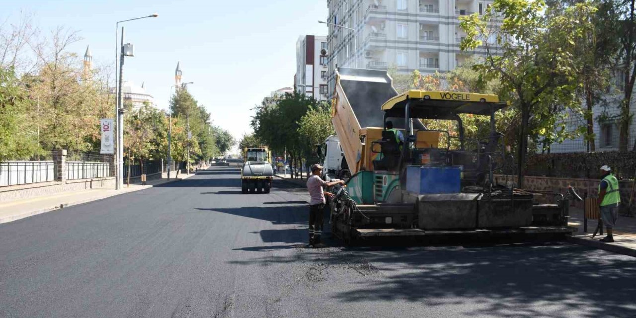 Diyarbakır’da 11 Kilometrelik 11 Cadde Ve Bulvara 30 Bin Ton Asfalt Serildi