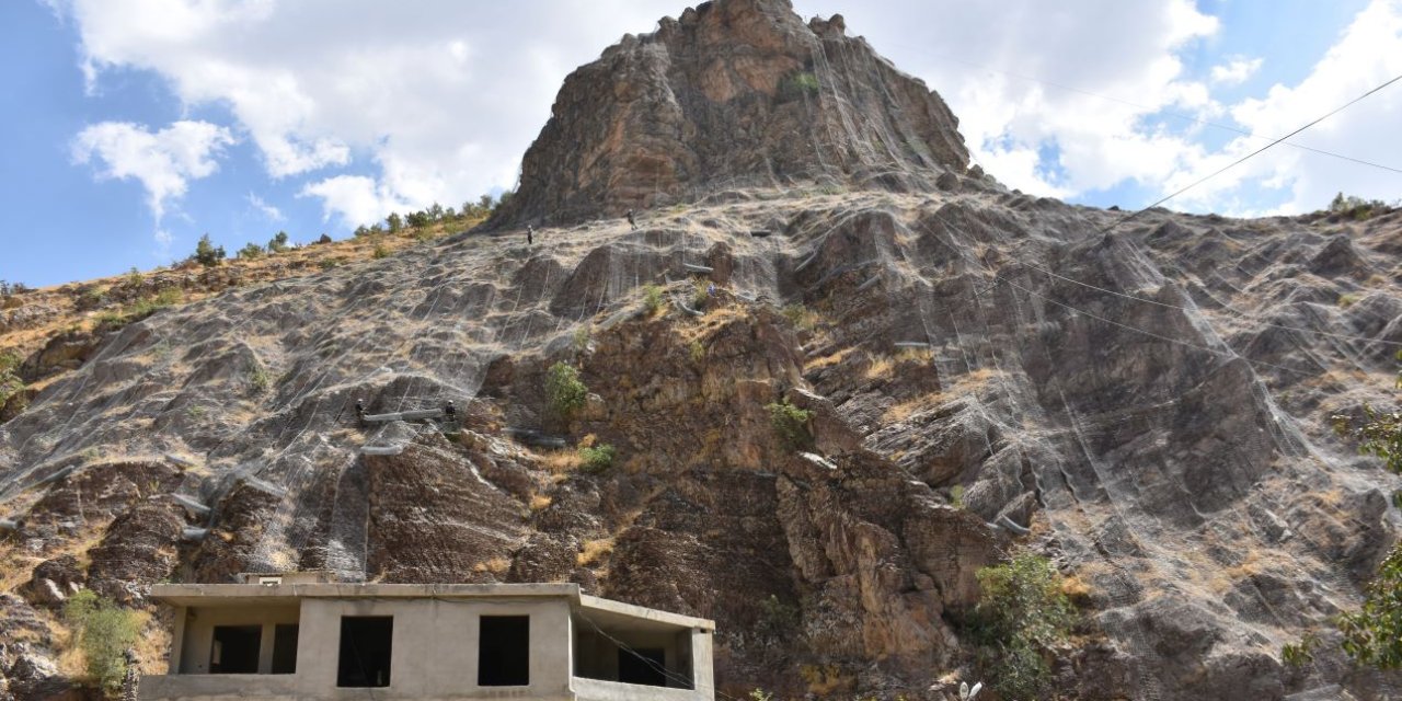 Afad, Şırnak'ta Mahalle Sakinlerini Korumak İçin Kayalık Yamacı Çelik Ağlarla Örüyor