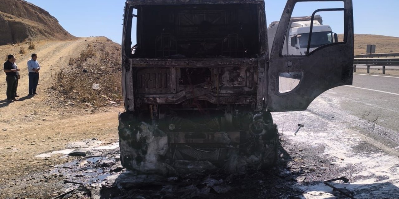 Şırnak’ta Seyir Halindeki TANKER Yandı