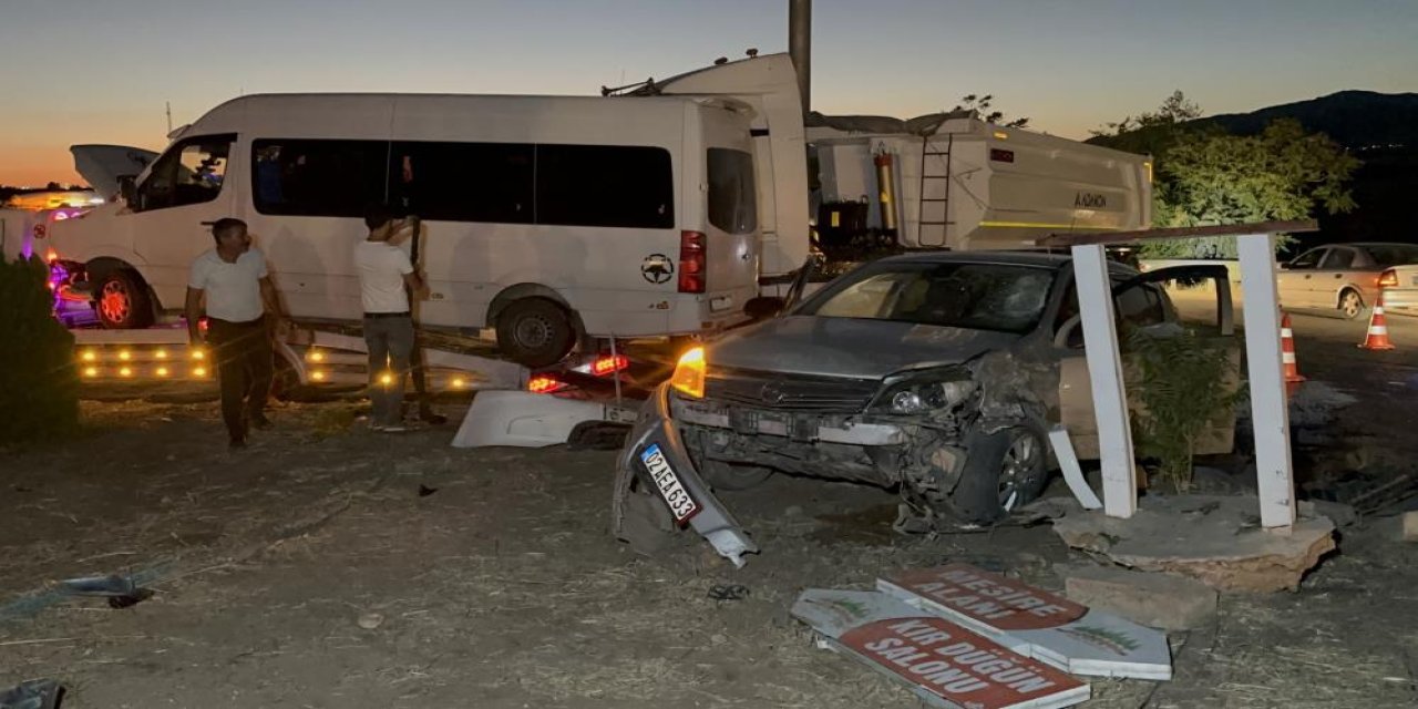 Minibüs ile otomobilin çarpıştığı kazada 12 kişi yaralandı