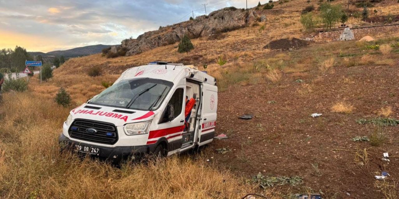 Ambulansın takla attığı kazada 3 sağlık personeli yaralandı