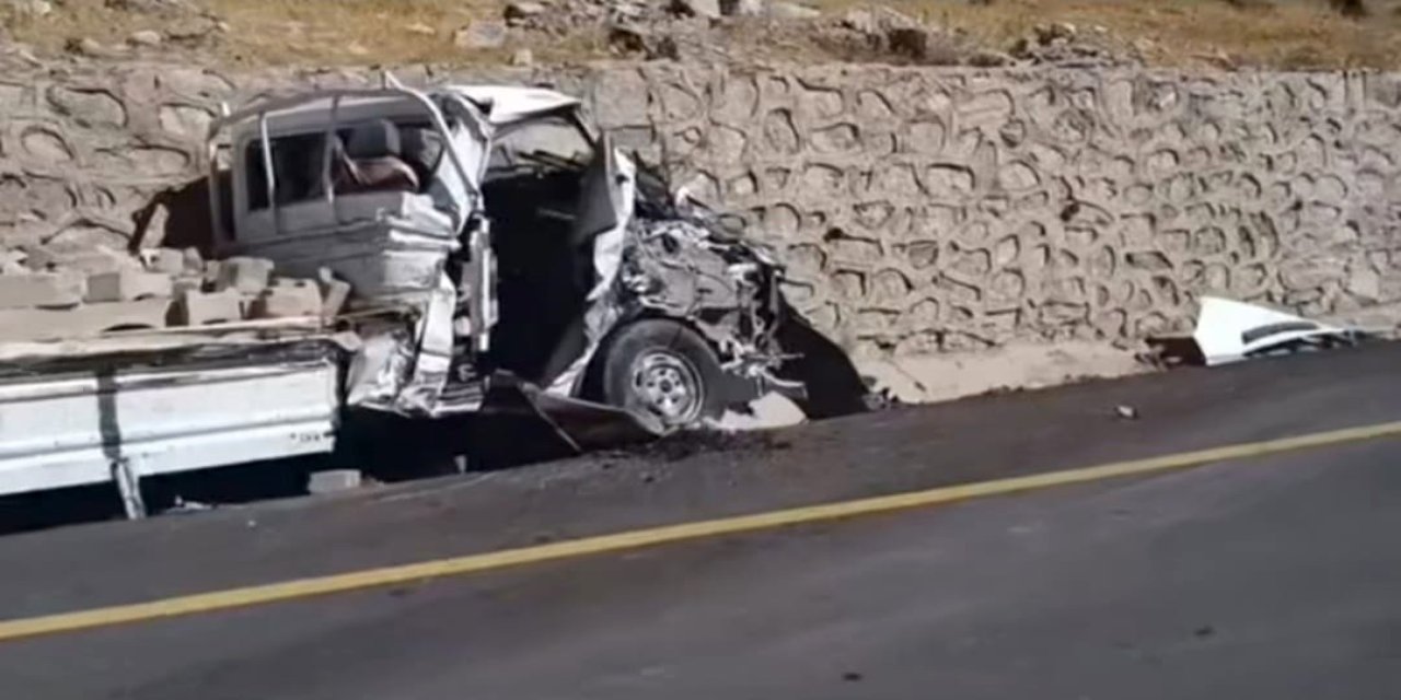 Van’da kamyonet kazada hurdaya döndü, kimsenin burnu kanamadı