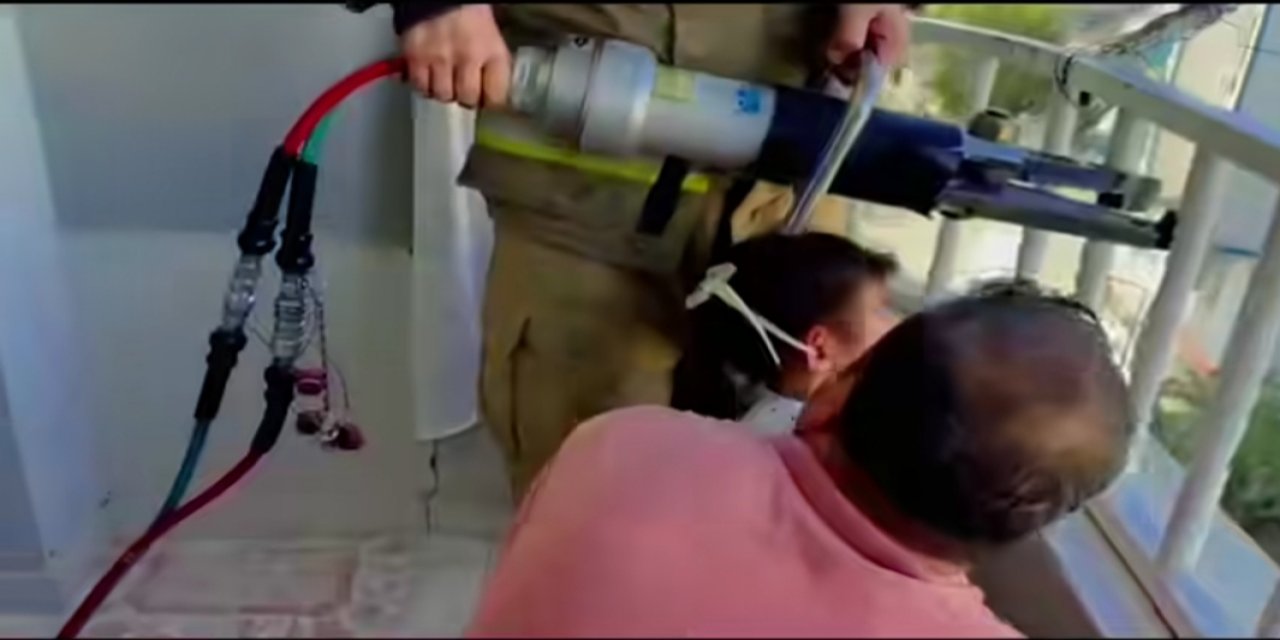 Cizre'de 4 Yaşındaki Çocuk Korkuluklara Sıkıştı, İtfaiye Kurtardı