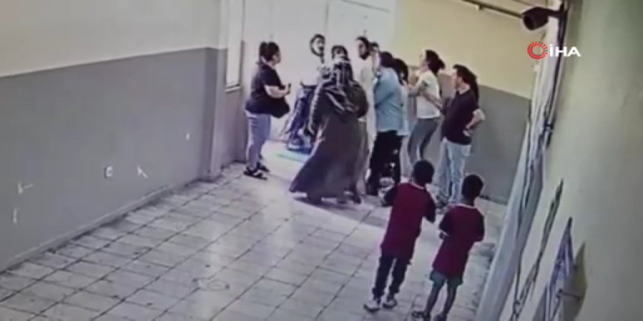 Kavga eden öğrencileri ayıran öğretmene velilerden saldırı