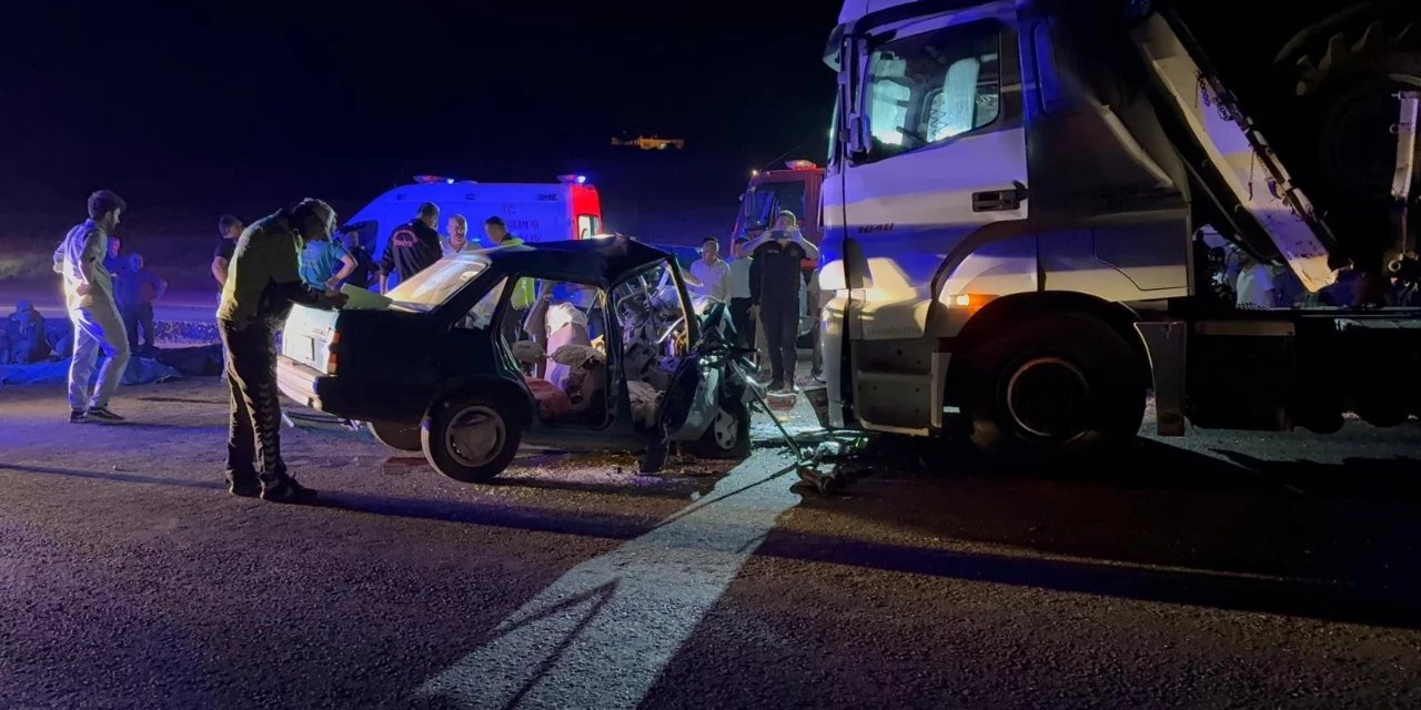 Tır ile otomobilin çarpıştığı kazada 3 kişi hayatını kaybetti