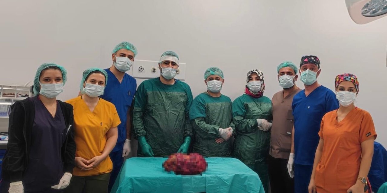 Hastanın 6 Kiloluk Böbreği, Ameliyatla Alındı