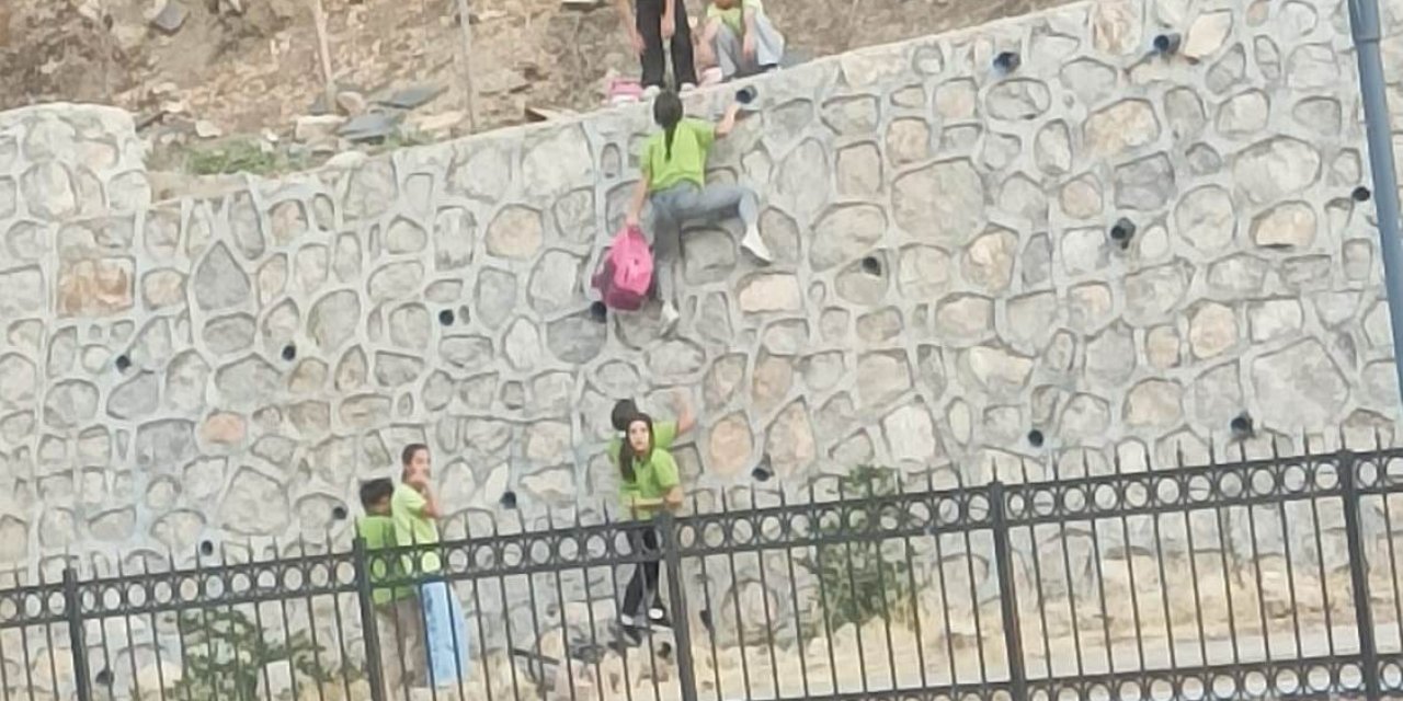 Eğitim İçin Öğrencilerin Zorlu Tırmanışı!