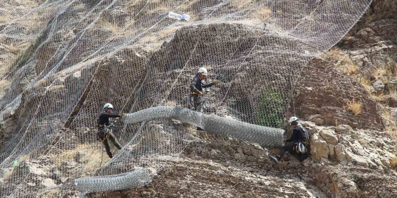 Şırnak’ta Kaya Düşmelerine Karşı 15 Bin Metrekarelik Çelik Ağ Ve Sensörlü Bariyer Sistemli Önlem