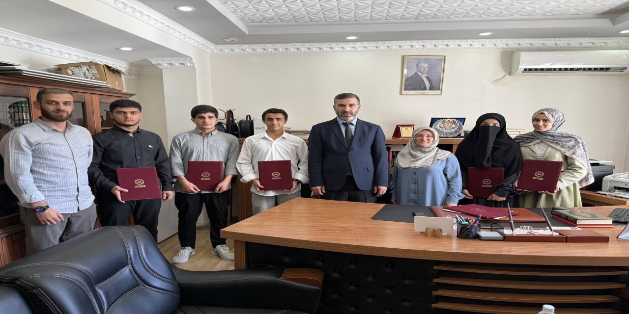 Silopi’de Hafızlık Eğitimini Tamamlayan Öğrencilere Belgeleri Verildi