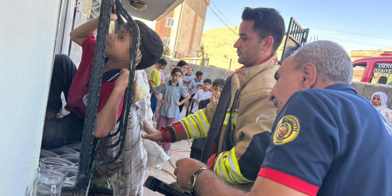 Şırnak’ta kafası demir korkuluğuna sıkışan çocuk kurtarıldı