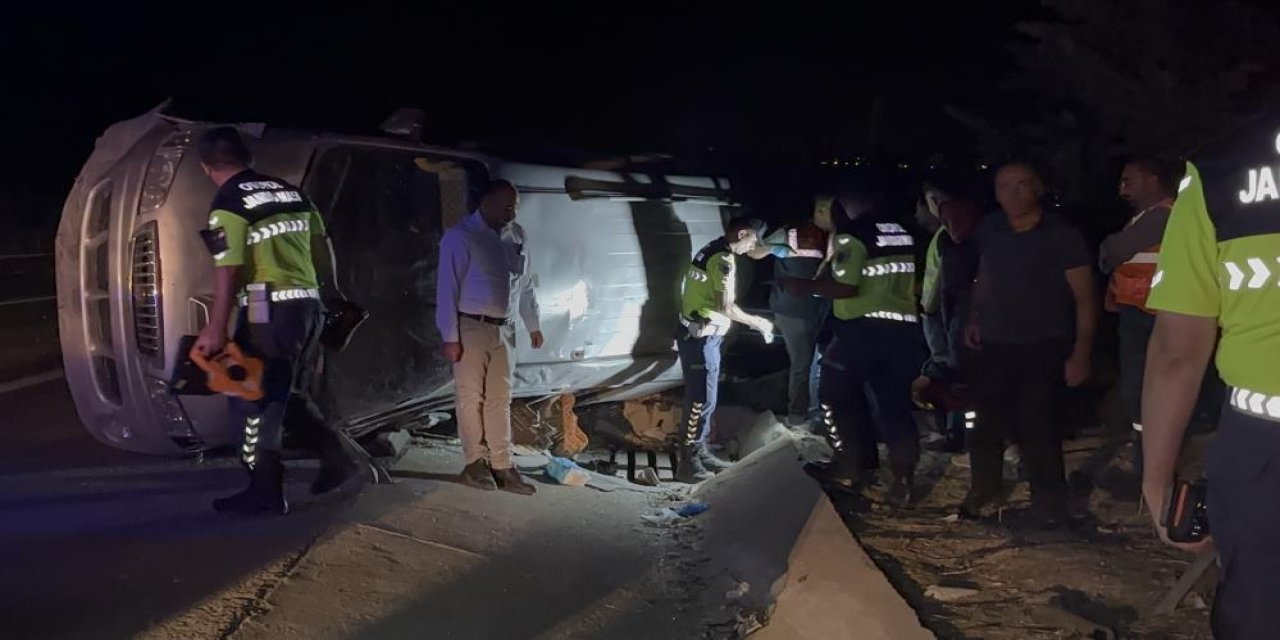 Lastiği patlayan minibüs taklalar atarak devrilmesi sonucu 2 kişi öldü, 8 yaralı