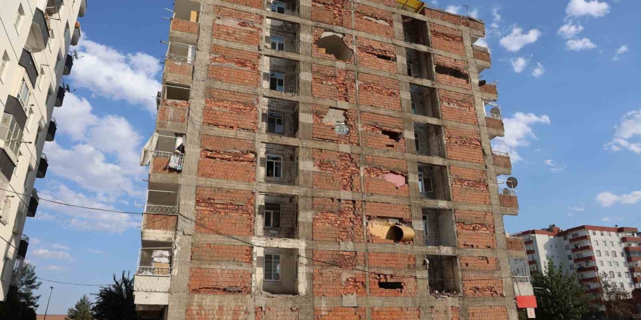 Araba Geçerken Bile Sallanan Bina!