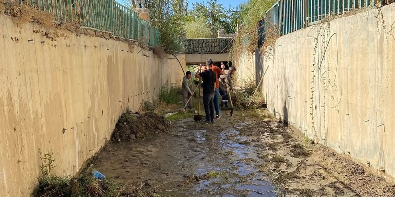 Şırnak Belediyesi’nden Taşkın Riskine Karşı Kanallarda Temizlik Çalışması