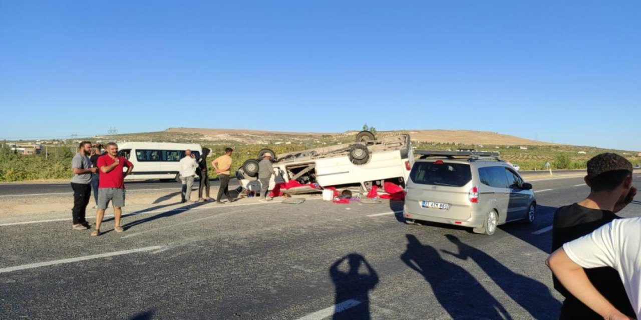Tarım işçilerini taşıyan minibüsün devrilmesi sonucu 20 kişi yaralandı