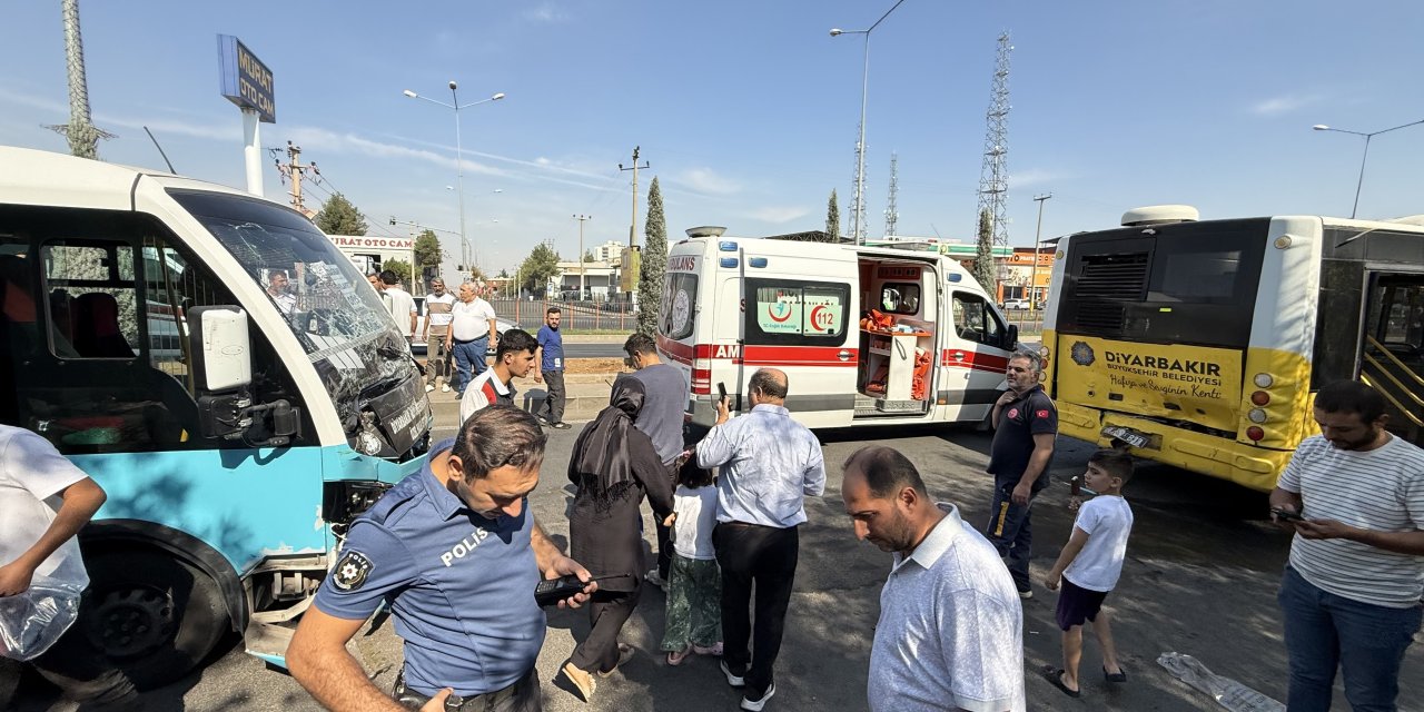 Freni Patlayan Halk Otobüsü Durakta Bekleyen Başka Otobüse Çarptı: 20 Yaralı