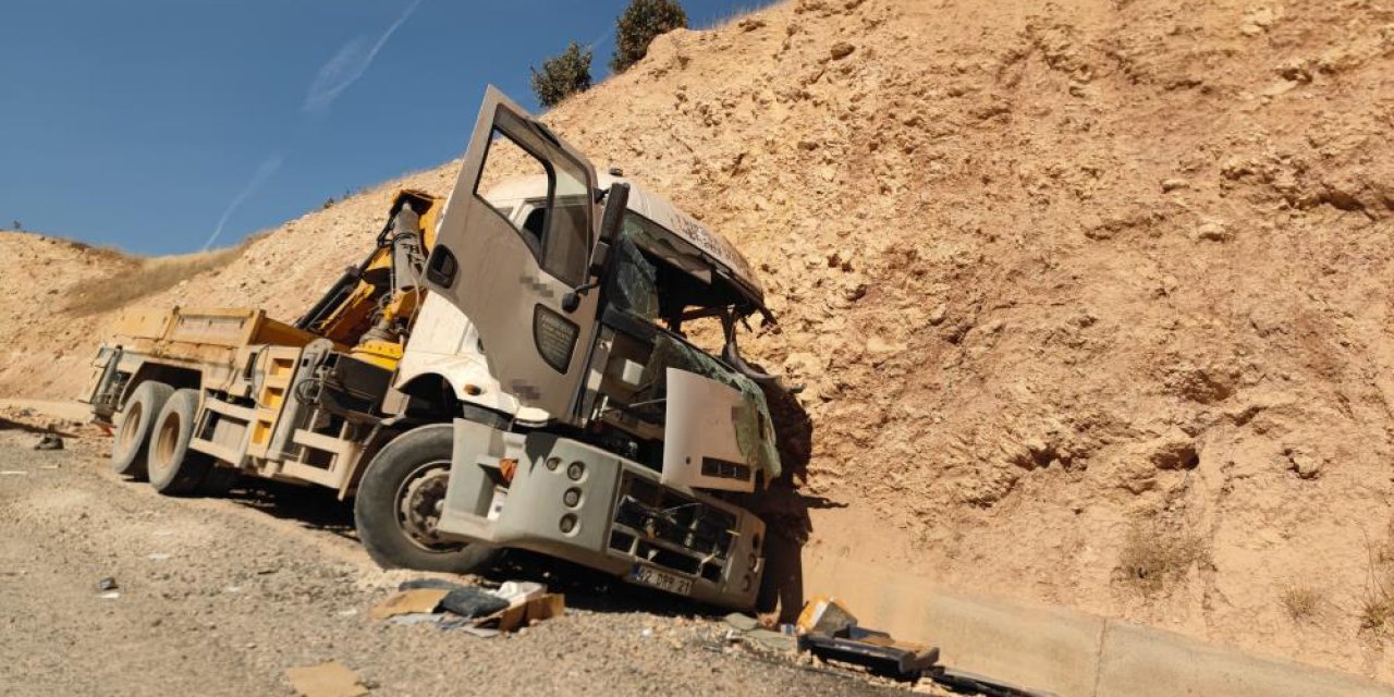 Siirt-Şırnak yolunda freni boşalan vinç kayalığa çarptı: 1 kişi öldü, 1 yaralı