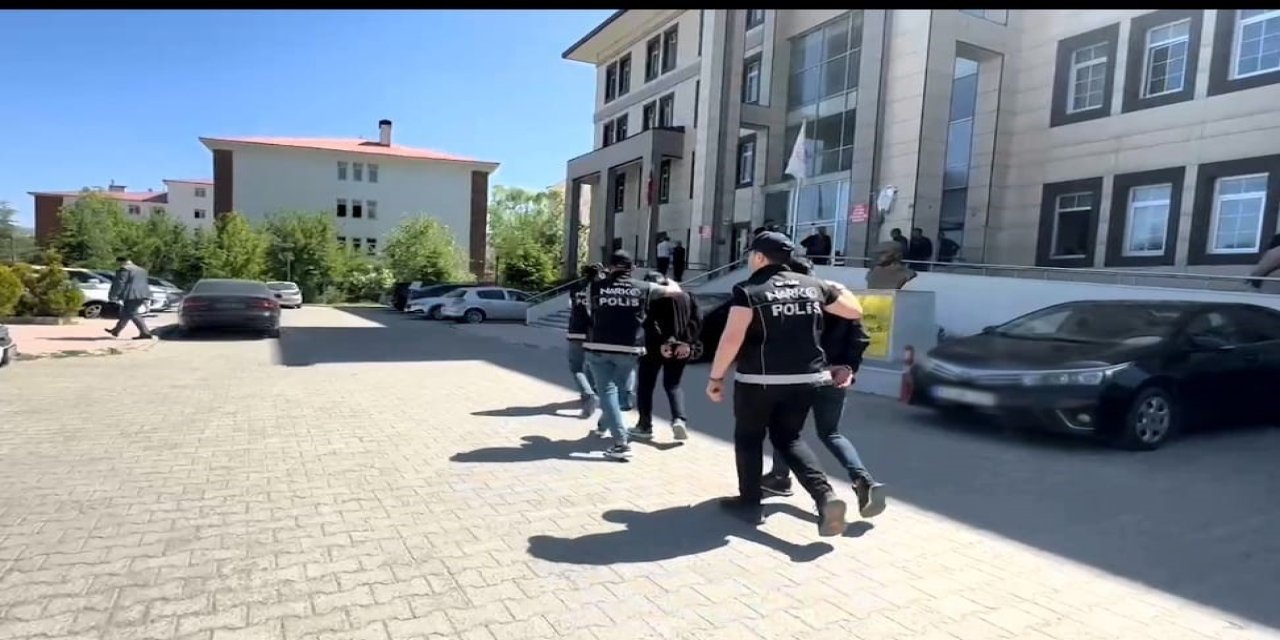 Bitlis’te uyuşturucu satıcılarına yapılan operasyonda 10 kişi tutuklandı
