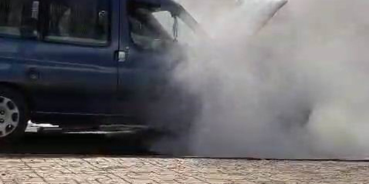 Yaşlı kadın aracın içindeyken, araç alev aldı