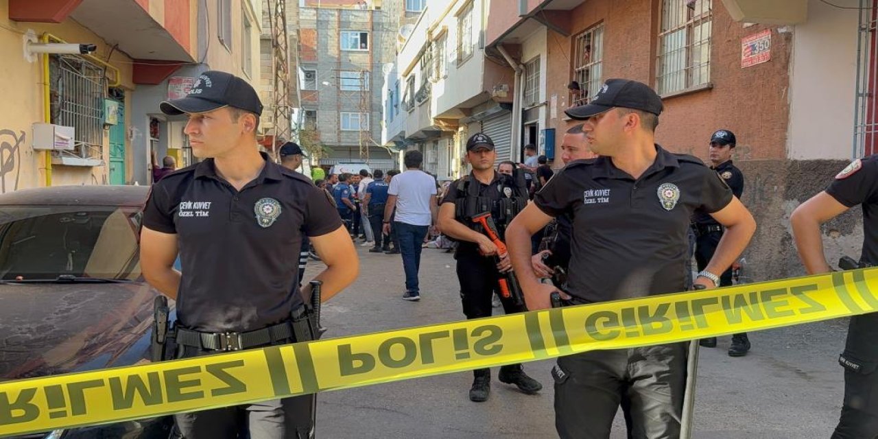 Boşanma aşamasındaki eşini öldürdükten sonra kendini vurdu