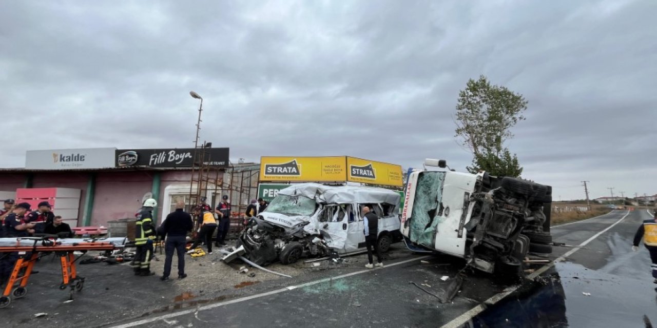 Kamyon ile işçi servisi çarpıştı: 3 kişi öldü, 9 kişi yaralandı