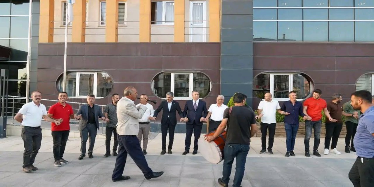 Şırnak Belediyesi’nde imzalar atıldı, davul zurna ile kutlandı