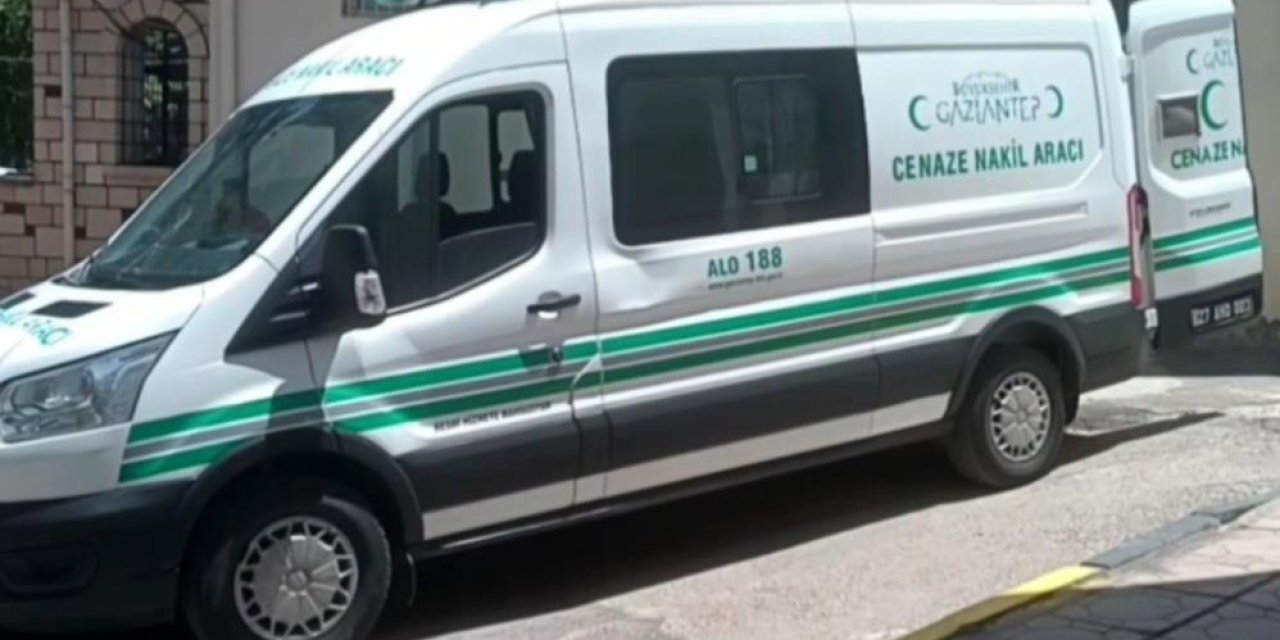 Temizlik için çıktığı çatıdan düşen işçi hayatını kaybetti