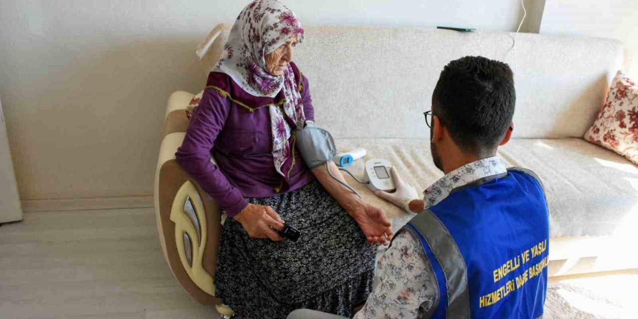 Diyarbakır’da yaşlılara tansiyon aleti dağıtıldı