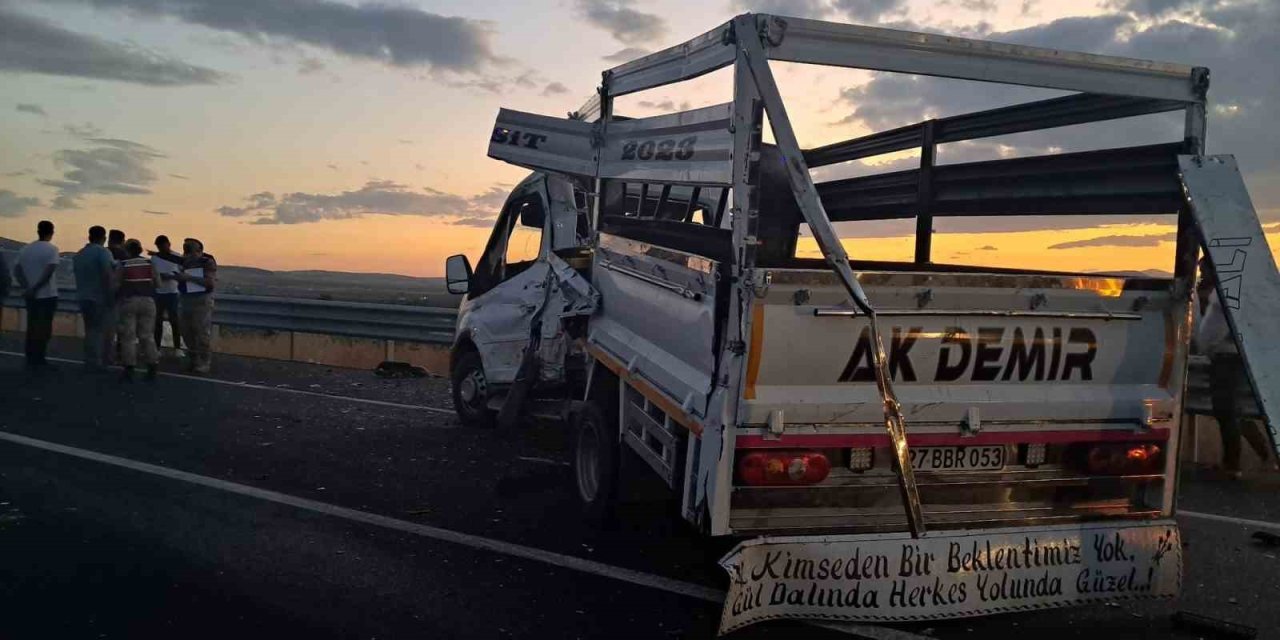 Kilis’te Tır İle Pikap Çarpıştı: 3 Yaralı