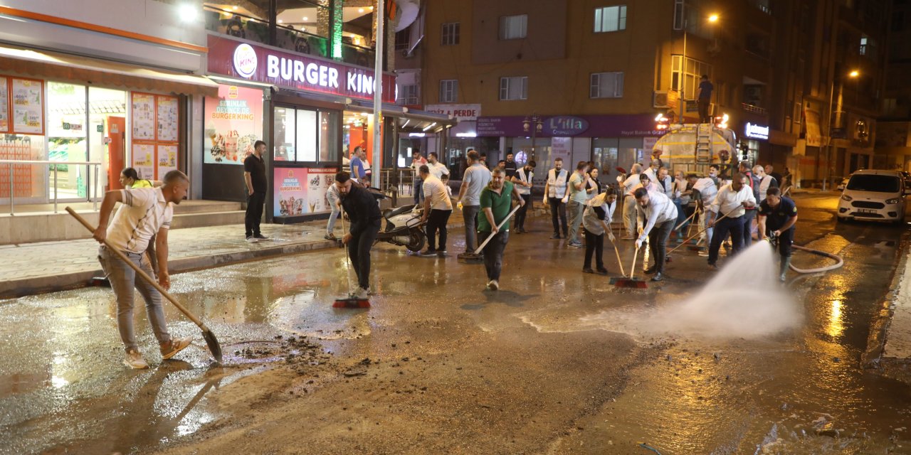 Cizre Belediyesinden Gece Temizlik Çalışması