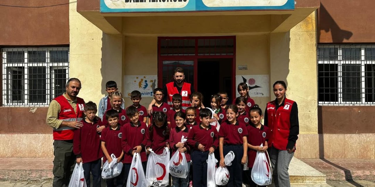 Türk Kızılay’ı Uludere’deki Öğrencileri Sevindirdi