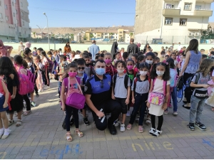 Cizre'de polis ekipleri ders başı yapan öğrencilerin heyecanını paylaştı