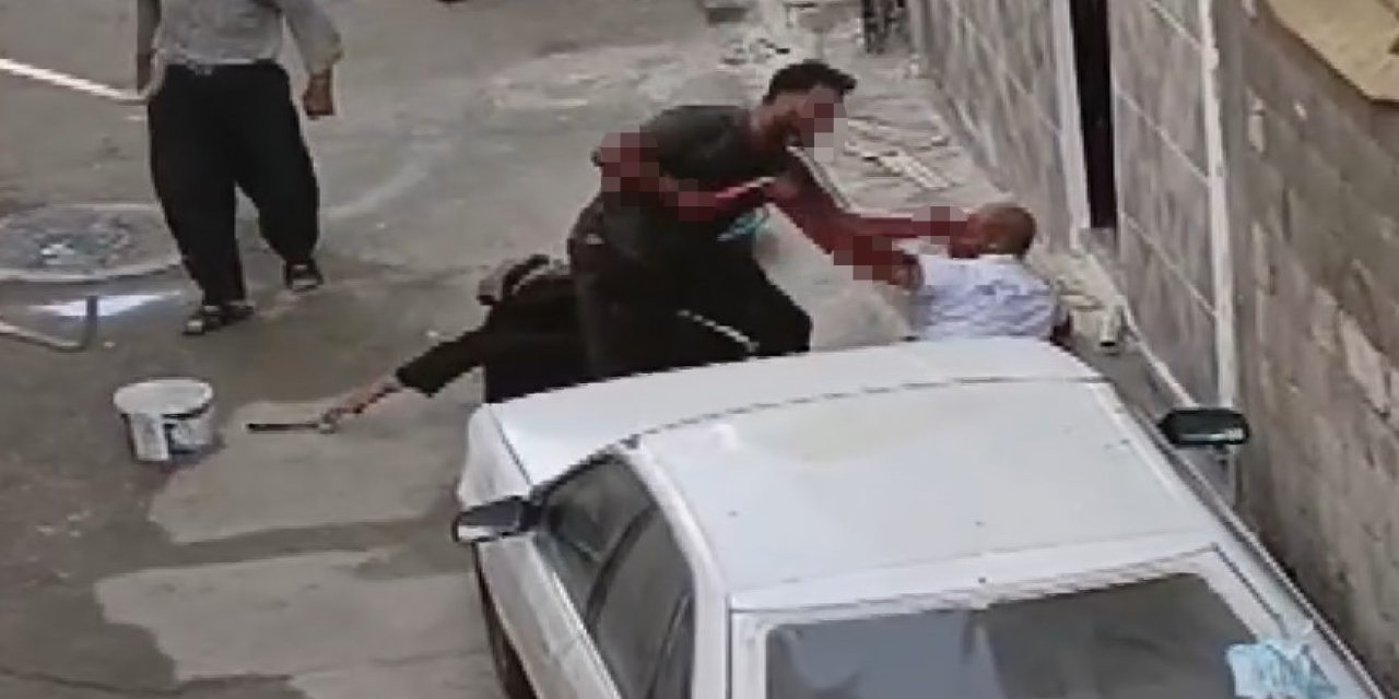 Dehşete Düşüren Görüntüler: Annesini Tekmeledi, Ağabeyini Defalarca Bıçaklayarak Öldürdü